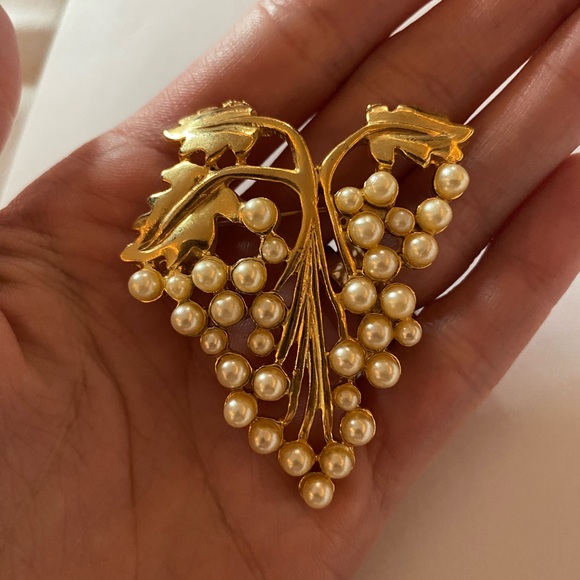 Vintage Trifari Grape brooch with faux pearls - Picture 6 of 7